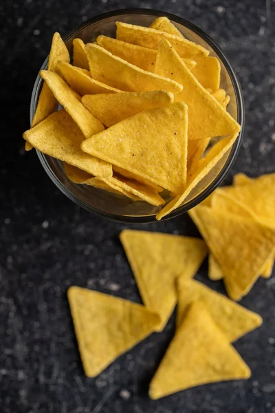 Batatas Fritas Tortilla Salgadas Mesa Preta Vista Superior — Fotografia de Stock