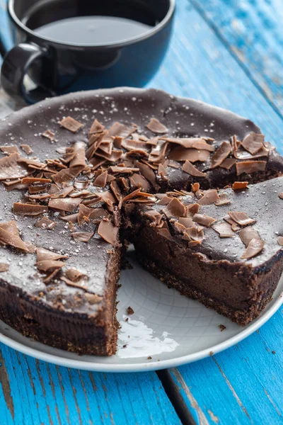 Süße Schokoladenkäsetorte Auf Blauem Holztisch — Stockfoto