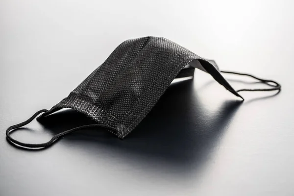 Corona Virusbescherming Zwart Medisch Papieren Gezichtsmasker Zwarte Achtergrond — Stockfoto
