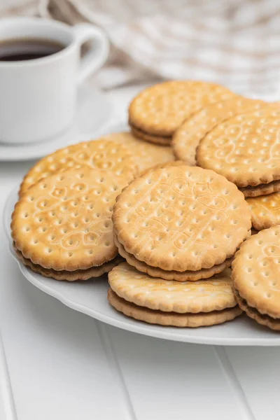 Biscuits Sandwich Sur Assiette Biscuits Sucrés Crème Sur Table Blanche — Photo