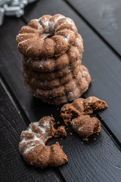 Süße Ringe Kekse Kekse Mit Kakaogeschmack Auf Schwarzem Tisch — Stockfoto