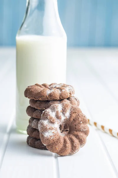 Süße Ringe Kekse Kekse Mit Kakaogeschmack Mit Milch Auf Weißem — Stockfoto