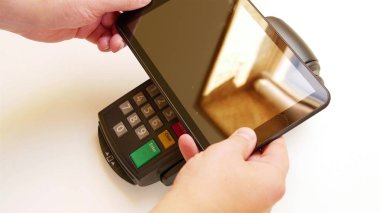 Kablosuz olarak kredi kartı terminali üzerinden bir tablet cihaz ile ödeme.