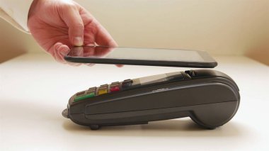 Servis için terminal sunucusu ile ödeme yapan adam