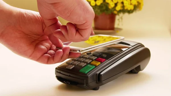 Man Paying Nfc Technology Mobile Phone Shop — Stock Photo, Image