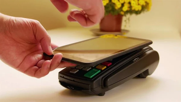 Payer Avec Appareil Tablette Sans Fil Sur Terminal Carte Crédit — Photo