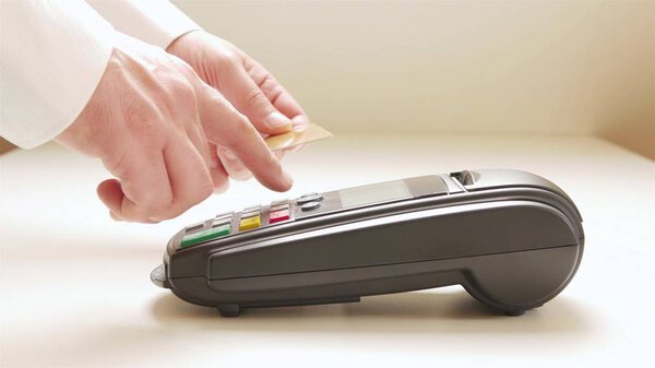 Оплата в торговле с системой NFC и бесконтактной картой
.