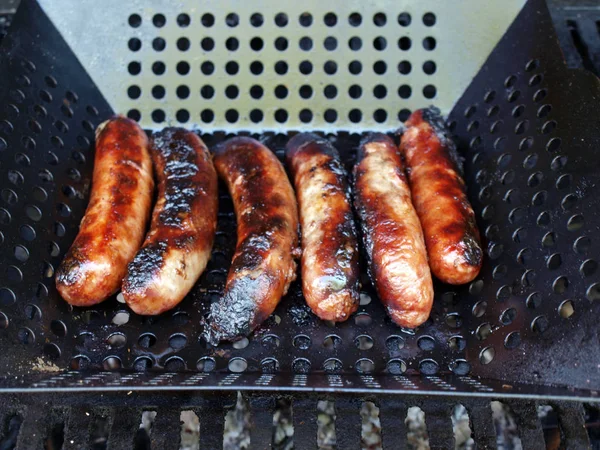 Worst Links Wordt Gekookt Een Roker Grill — Stockfoto