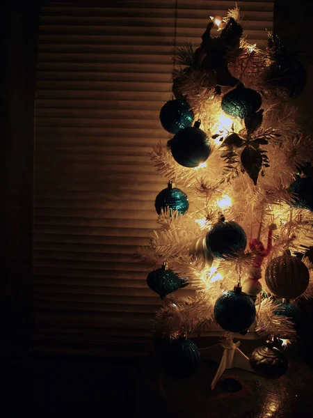 Imagem Fundo Decorações Natal Uma Árvore Miniatura Iluminando Escuro — Fotografia de Stock