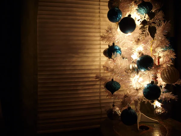 Image Fond Des Décorations Noël Sur Arbre Miniature Illuminant Dans — Photo