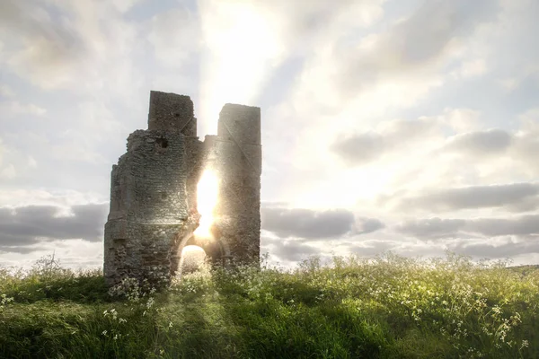 古代の建物から来る Etherreal 日光の Bawsey 教会の遺跡 風景とイングランド地方で Cloudscape — ストック写真