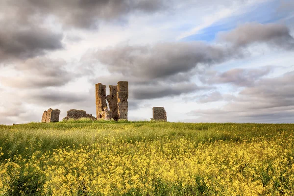 Ancienne Église Ruinée Située Dans Paysage Cultures Jaunes Avec Beaux — Photo