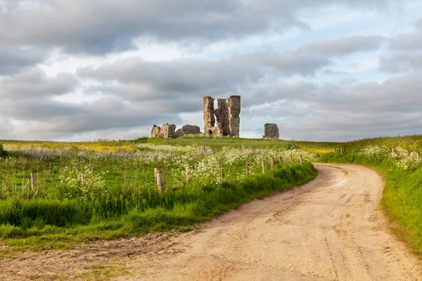 Kostel Zříceninou Bawsey Velké Británii Norfolk Vinutí Prašné Silnici Vedoucí — Stock fotografie