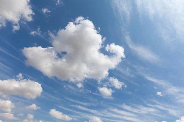Belle Nuvole Bianche Sfondo Cielo Blu Sopra Inghilterra Regno Unito — Foto Stock