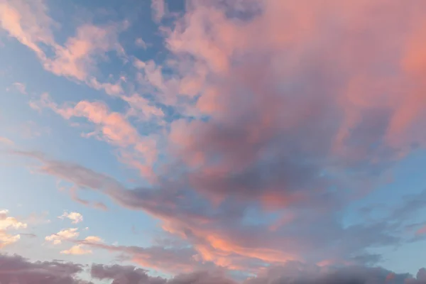 Nuvens Bonitas Fundo Azul Céu Pôr Sol Com Tons Rosa — Fotografia de Stock