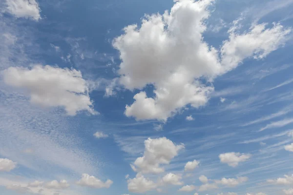 Vackra Vita Moln Och Blå Himmel Bakgrund Över England Fluffiga — Stockfoto