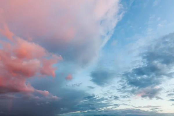 美丽的云彩和蓝天背景在日落以粉红色和紫色口气在英国英国 Cloudscape 和影像背景 — 图库照片