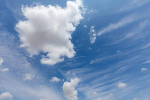 Белые Облака Голубой Фон Неба Над Англией Пушистый Густой Облачный — стоковое фото