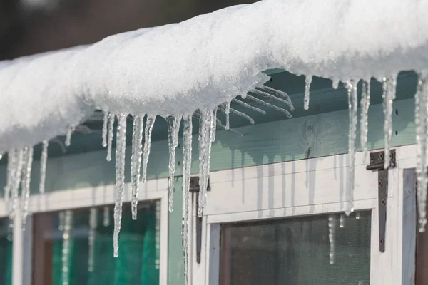 Ijspegels Sneeuw Opknoping Van Een Goot Winterse Omstandigheden Engeland Tijdens — Stockfoto