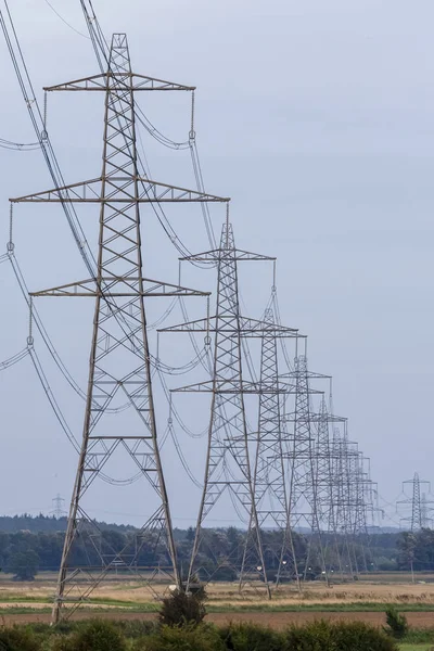 Pylons Eletricidade Torres Transmissão Que Transportam Linhas Alta Tensão Cabos — Fotografia de Stock