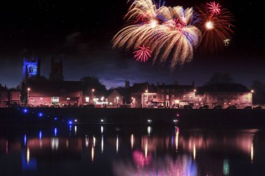 Kings Lynn Norfolk İngiltere 2018'de havai fişek. Bir ekranda büyük nehir Ouse üzerinde gece anda patlayan roketler. Gece su yansımalar ile tarihi kent