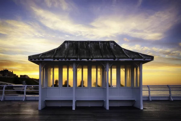 Historische Victoriaanse Pier Onderdak Bij Zonsondergang Met Mensen Silhouet Zat — Stockfoto