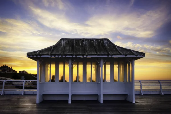 Historic Victorian Pier Shelter Sunset People Silhouette Sat Watching Orange — Stock Photo, Image