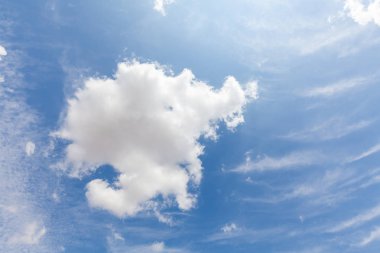 Güzel beyaz bulutlar ve mavi gökyüzü arka plan üzerinde İngiltere'de İngiltere'de. Kabarık ve incecik cennet zemin