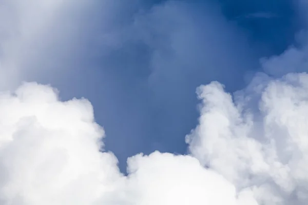 Grandi Nuvole Bianche Gonfie Sfondo Cielo Blu Drammatico Modello Altezza — Foto Stock