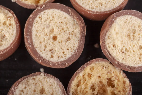 Choklad Honeycomb Godis Skär Halv Närbild Hög Socker Mat Som — Stockfoto