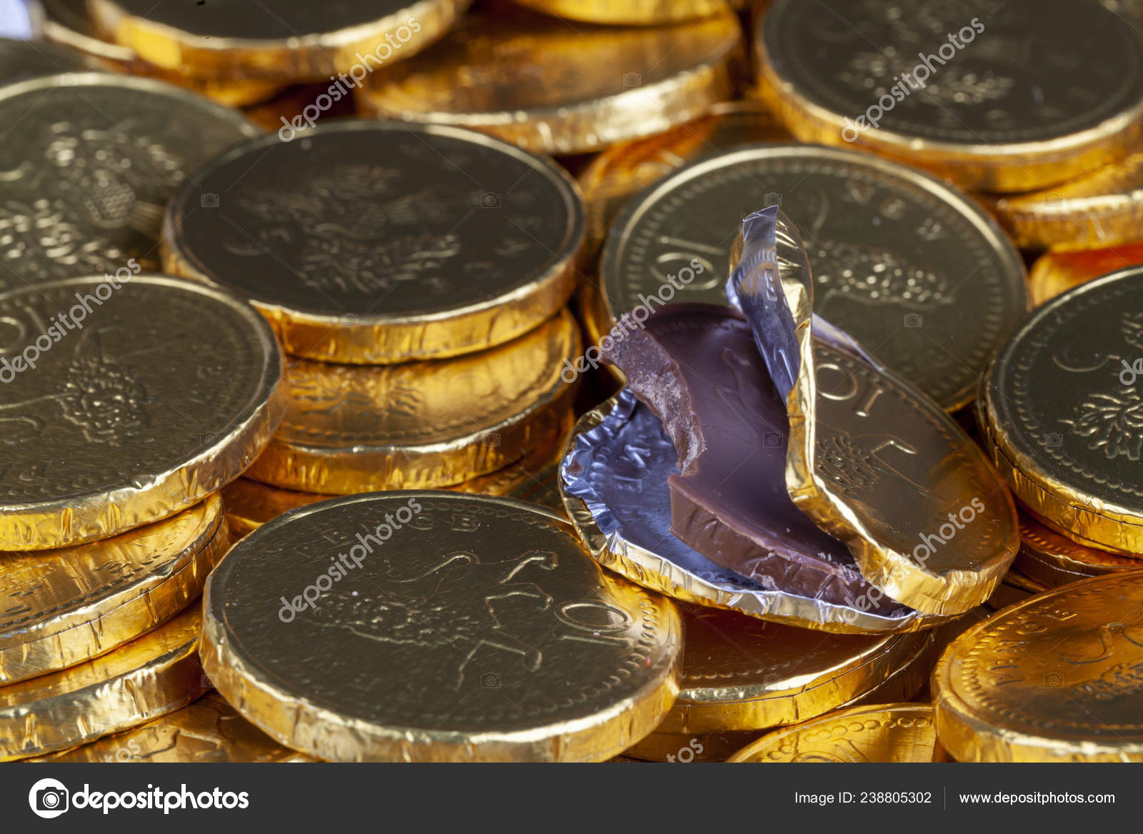 チョコレートお金金貨の山 食用のお菓子はお金をふり ホイルで覆われています つの開いているコインの半分食べ — ストック写真 © mreco99  #238805302
