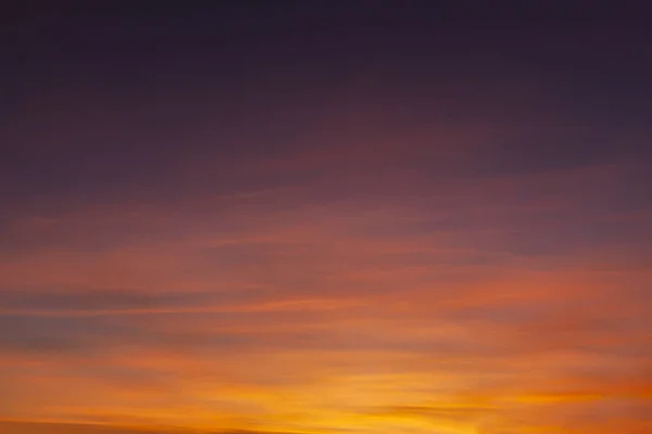 Splendido Cielo Tramonto Con Arancio Rosso Nuvole Wispy Dissolvenza Verso — Foto Stock
