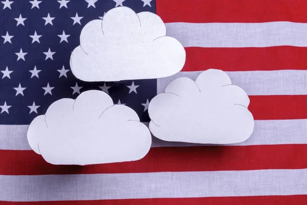 Flaga Amerykańska Star Spangled Banner Trzy Białe Chmury Unoszące Się — Zdjęcie stockowe