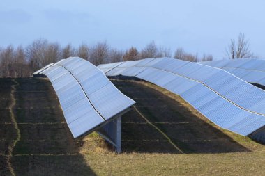 Güneş panelleri fotovoltaik modüller için ticari yeşil enerji kaynağı ulusal grid, İngiltere'de büyük bir alanda yüklü çiftlik.