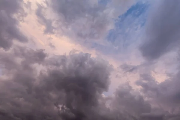 Розовое небо заката с облаками 0659 — стоковое фото