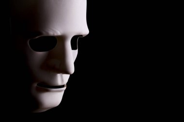 Siyah arka planda boş robotik yüz