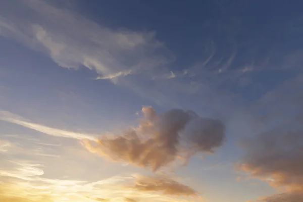 Чудові хмари заходу сонця та помаранчеві кольори 0413 — стокове фото