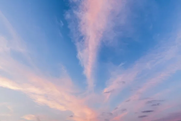 Linhas de nuvens rosa e céus azuis — Fotografia de Stock