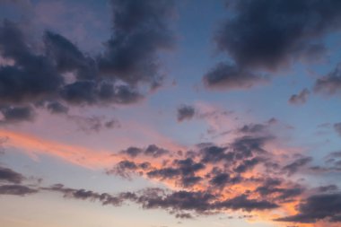 Pembe bulutlar ve mavi gökyüzü arka plan