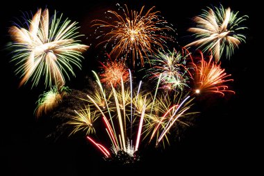 Gökyüzünde birçok havai fişek patlaması