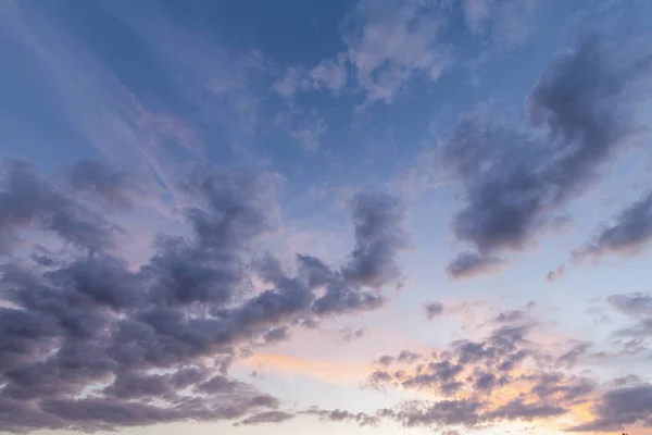 Impresionantes cielos rosados y nubes — Foto de Stock