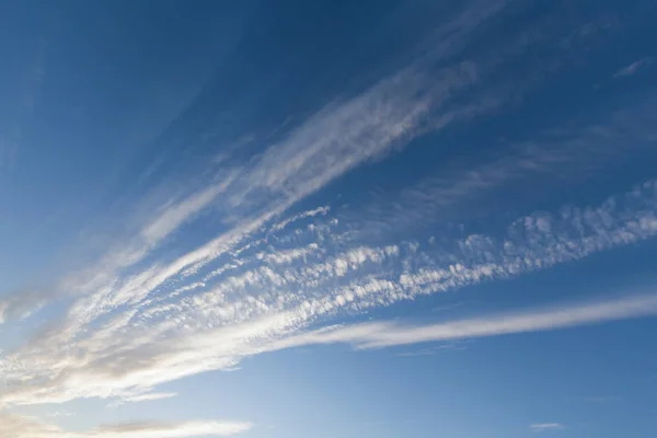 Линии облаков и голубое небо — стоковое фото