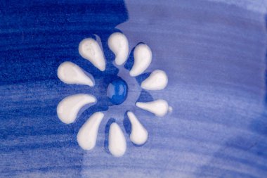 Mavi bir tencerede seramik çiçek