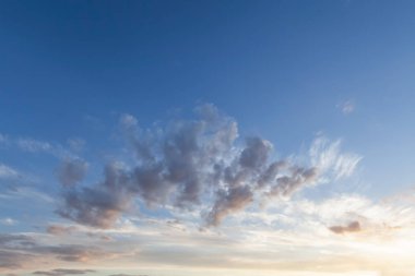 Gün doğumu bulutu ve mavi gökyüzü arkaplanı
