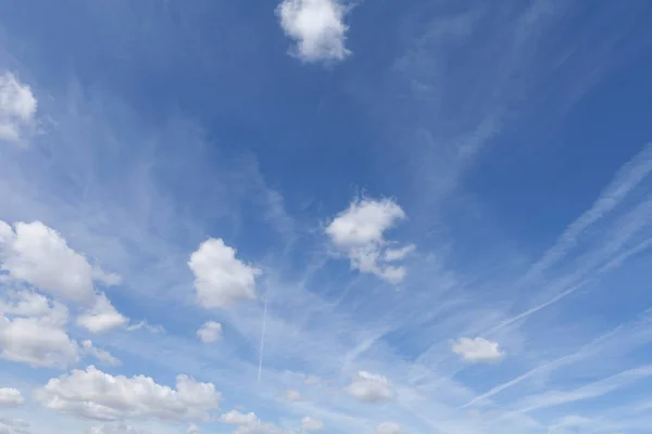 Cielo blu con nuvole bianche e soffici — Foto Stock