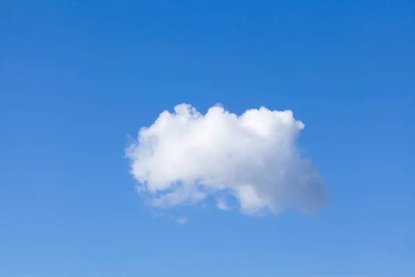 Nube Blanca Sobre Fondo Azul Del Cielo — Foto de Stock