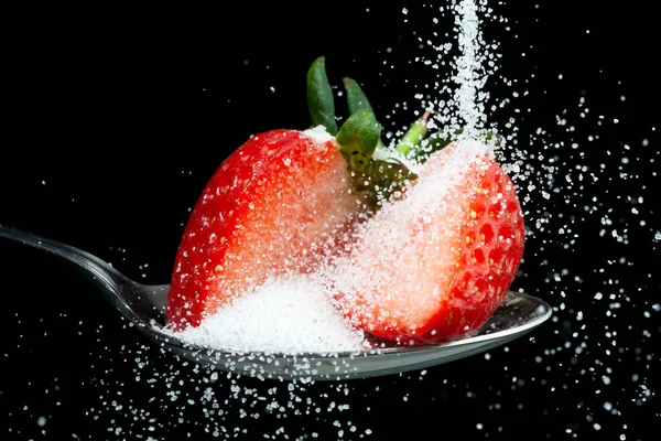 新鲜的草莓片放在勺子上 勺子上撒满了糖粒 饮食和隐藏糖的概念 — 图库照片