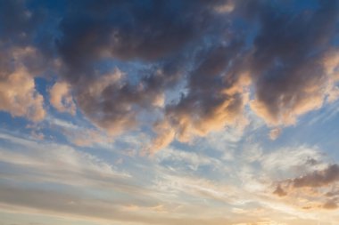 Güzel bulutlar ve İngiltere üzerinde pembe ve mor tonları ile gün batımında mavi gökyüzü arka plan. Cennet ve gökyüzü zemin