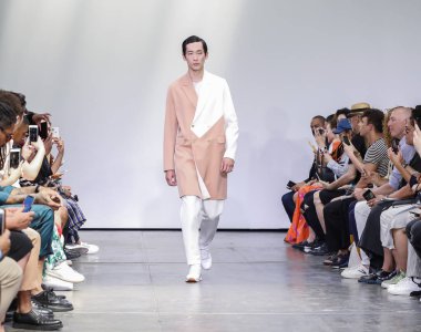 New York, Ny, Amerika Birleşik Devletleri - 9 Temmuz 2018: Bir model yürür pist Ny moda haftası sırasında Carlos Campos ilkbahar/yaz 2019 koleksiyonu için: Mens Industria Studios, Manhattan