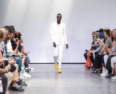 New York, Ny, Amerika Birleşik Devletleri - 9 Temmuz 2018: Bir model yürür pist Ny moda haftası sırasında Carlos Campos ilkbahar/yaz 2019 koleksiyonu için: Mens Industria Studios, Manhattan